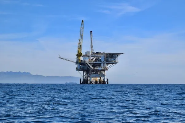 Plateforme pétrolière offshore en mer