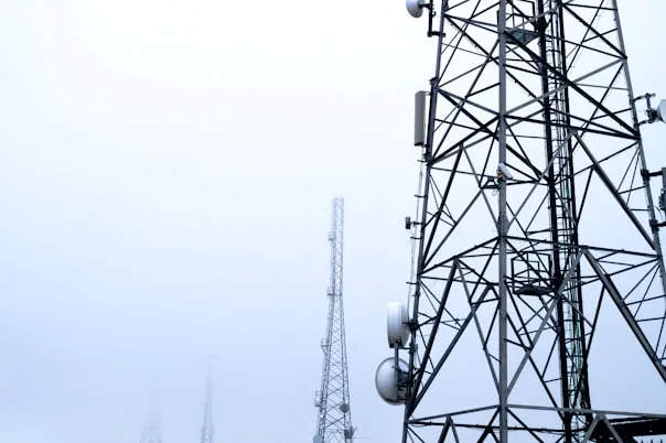 Tour de télécommunications par temps brumeux, avec d'autres tours visibles au loin